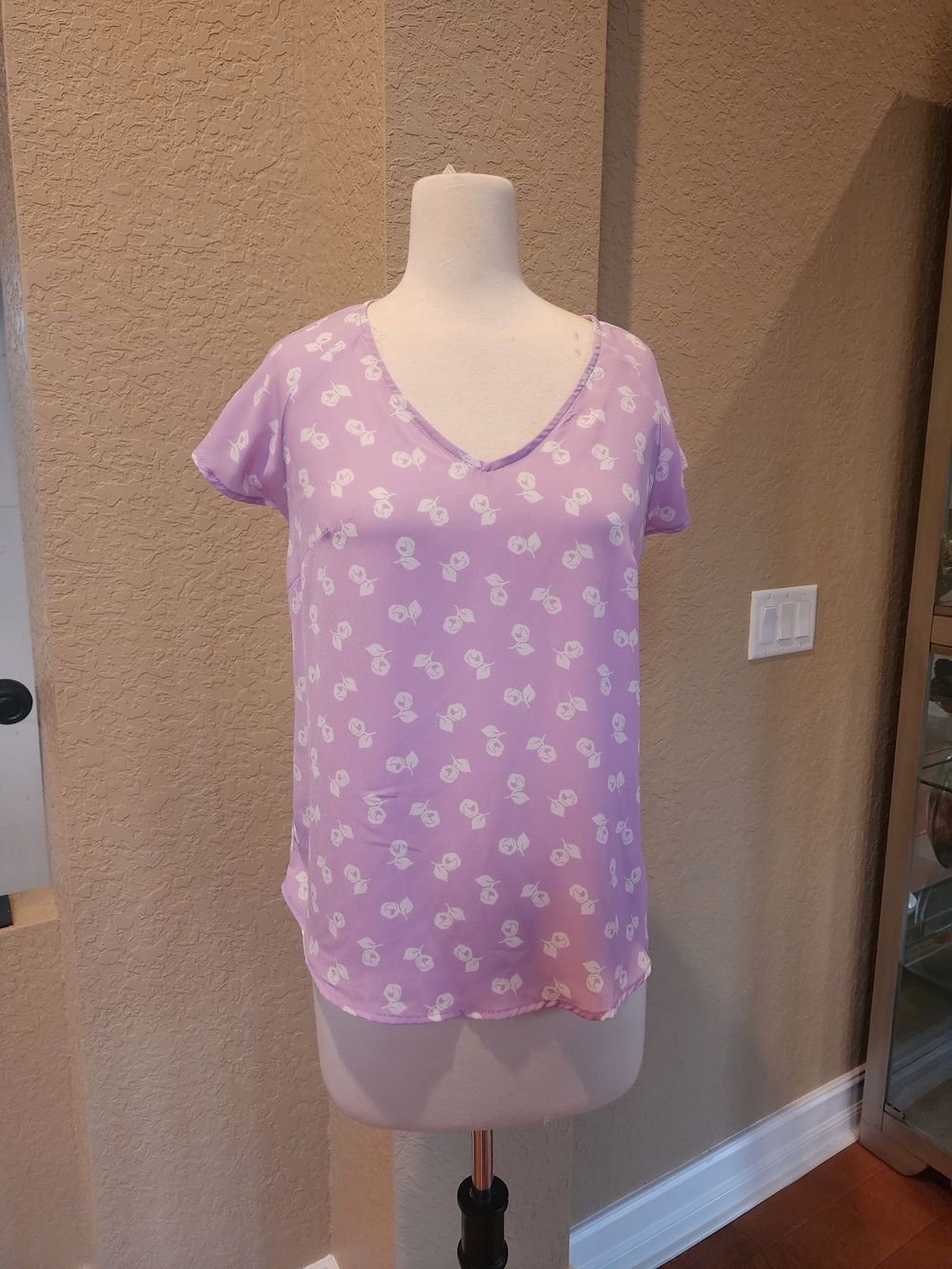 Nine West Lavender V-Neck Short Sleeve Blouse with White Floral Motif